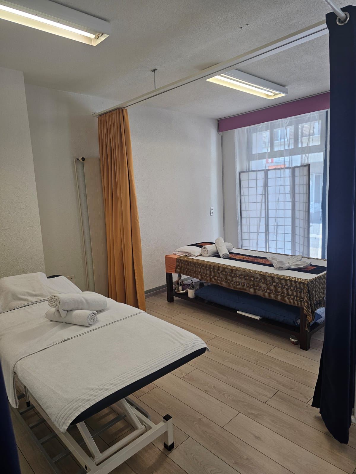 Behandlungsraum mit zwei Massagetischen