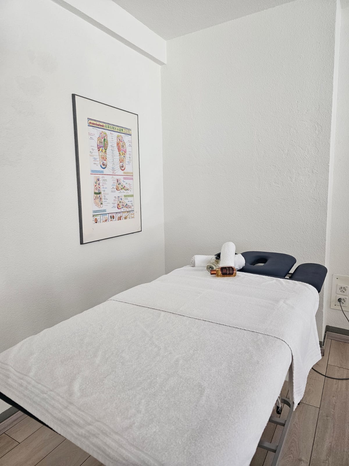 Minimalistischer Behandlungsraum