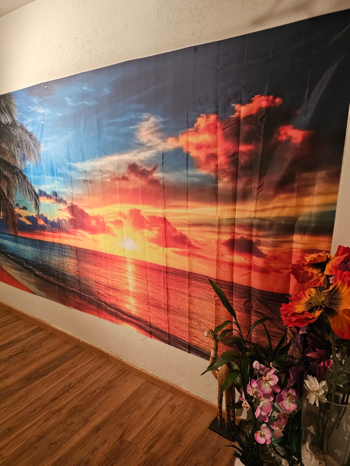 Tropisches Wandbild mit Sonnenuntergang und Blumendekoration